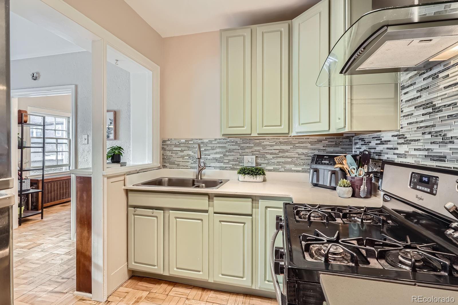 963 N Logan Street Unit: 11