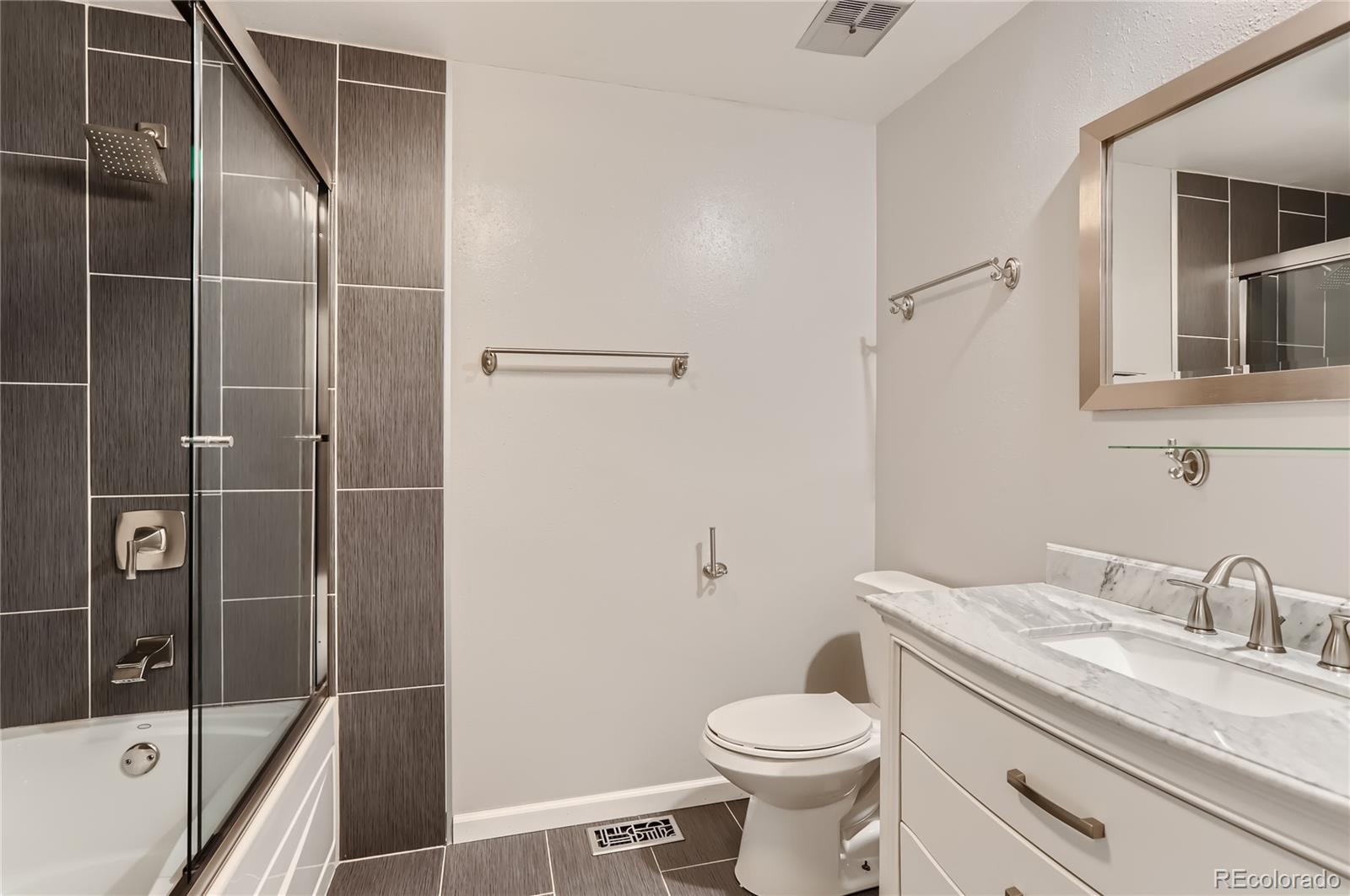 6823 S Everett Street