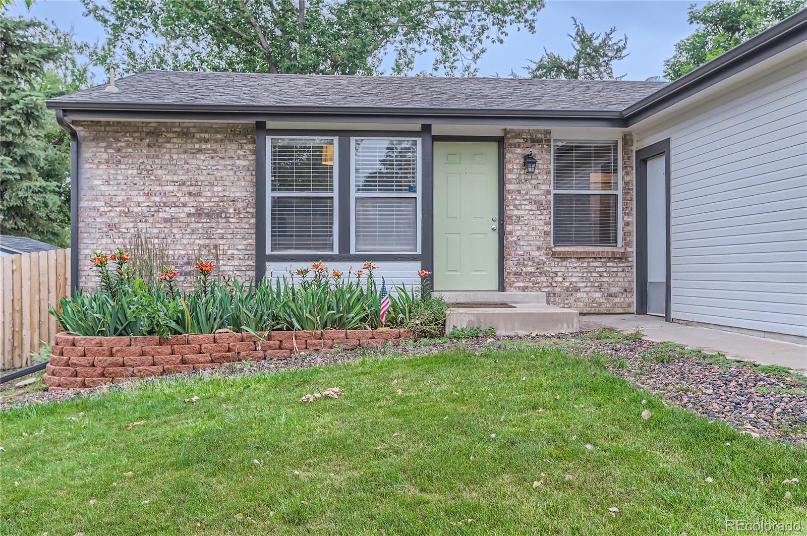 6823 S Everett Street