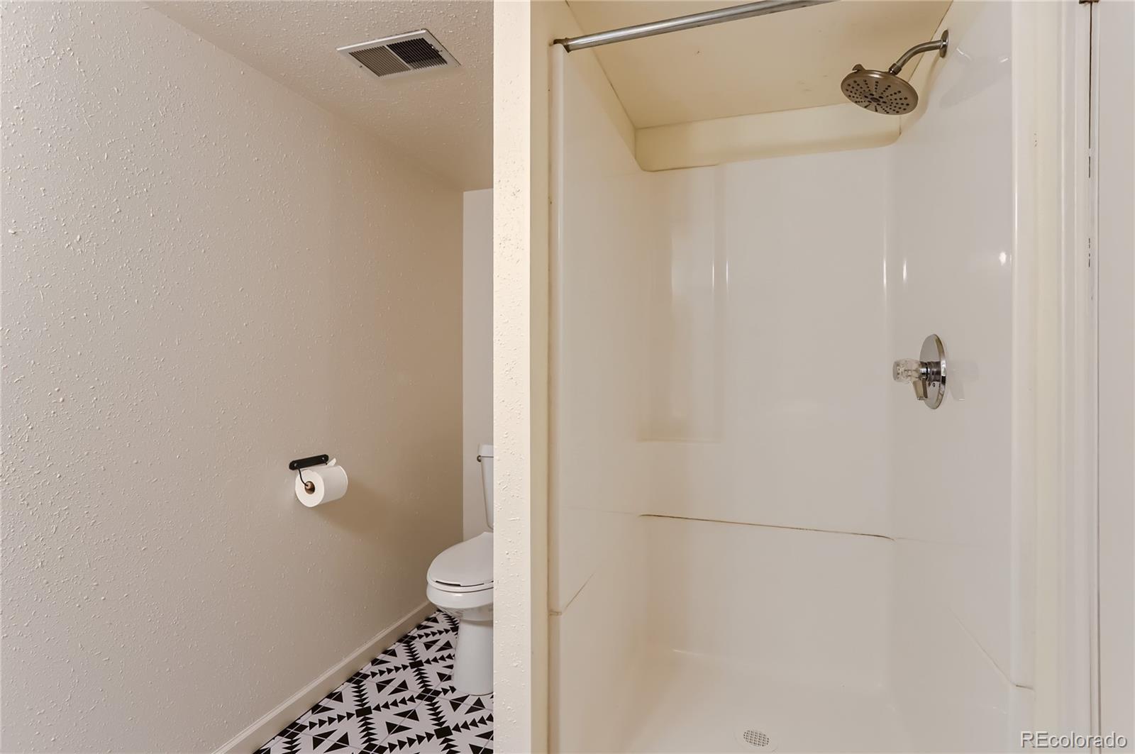 6823 S Everett Street