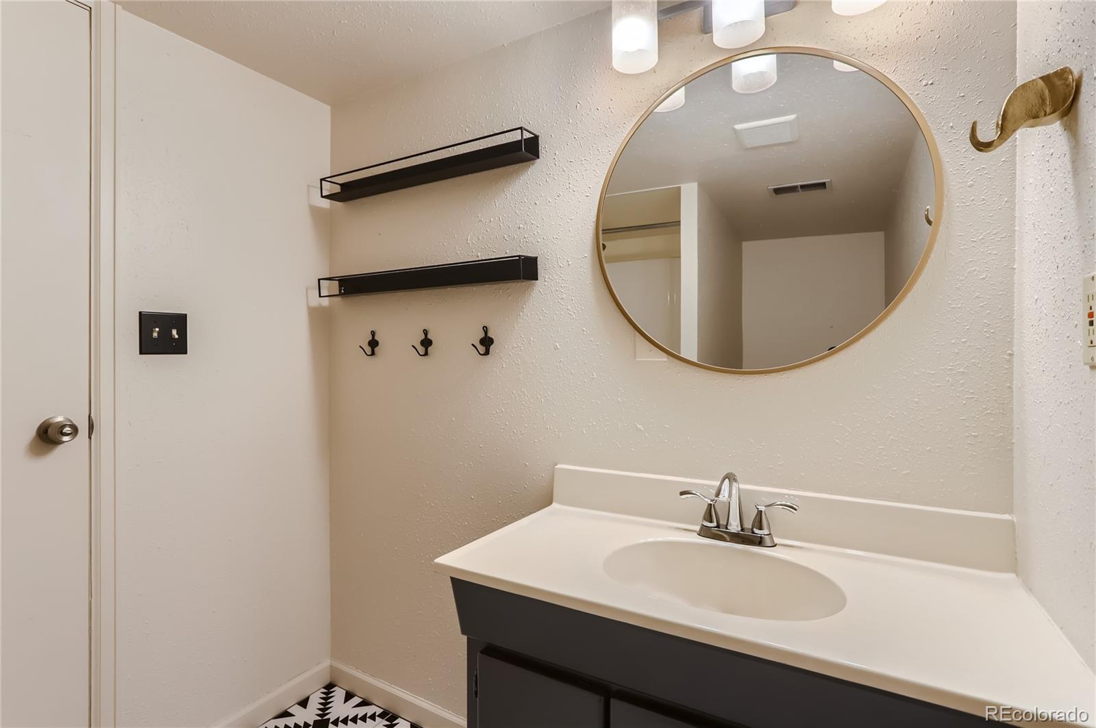 6823 S Everett Street