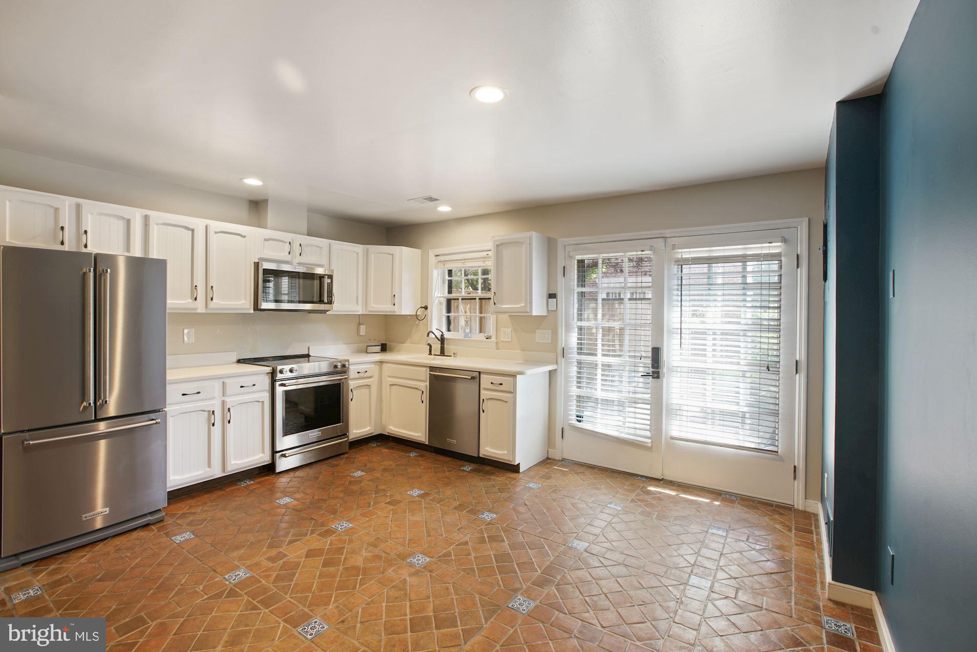 1225 MICHIGAN CT