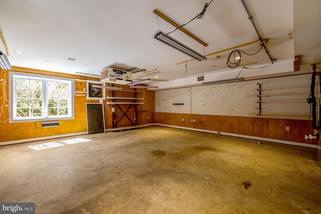 6516 ANNA MARIA COURT