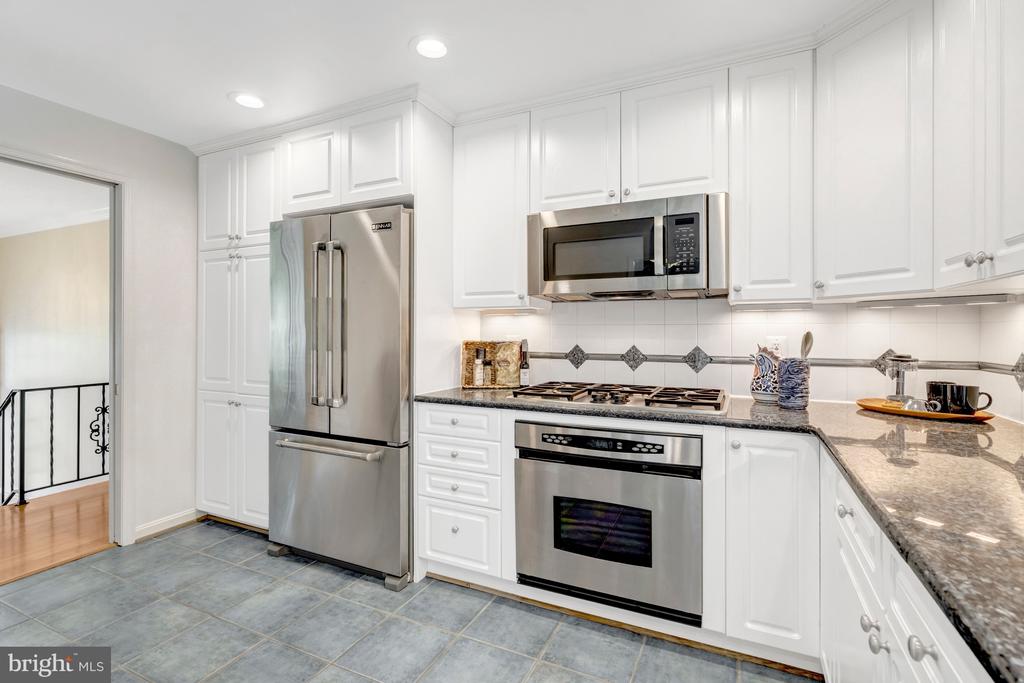 1521 FOREST VILLA LANE