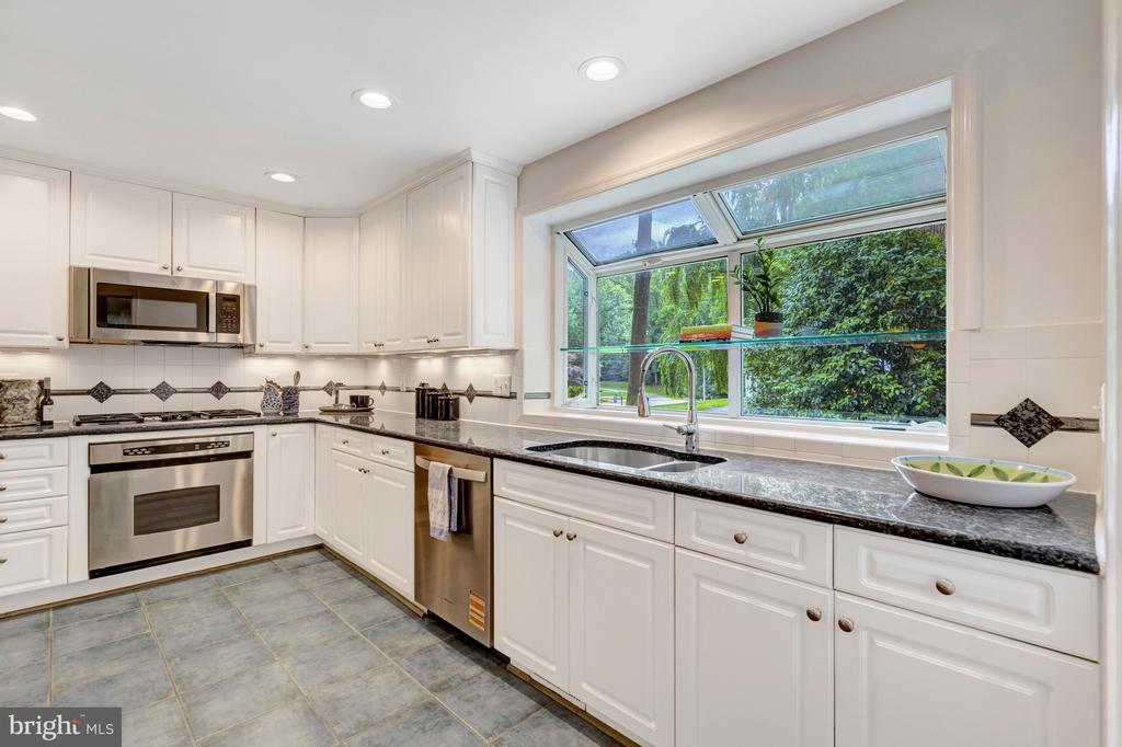 1521 FOREST VILLA LANE