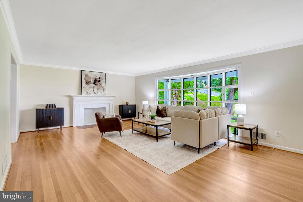 1521 FOREST VILLA LANE
