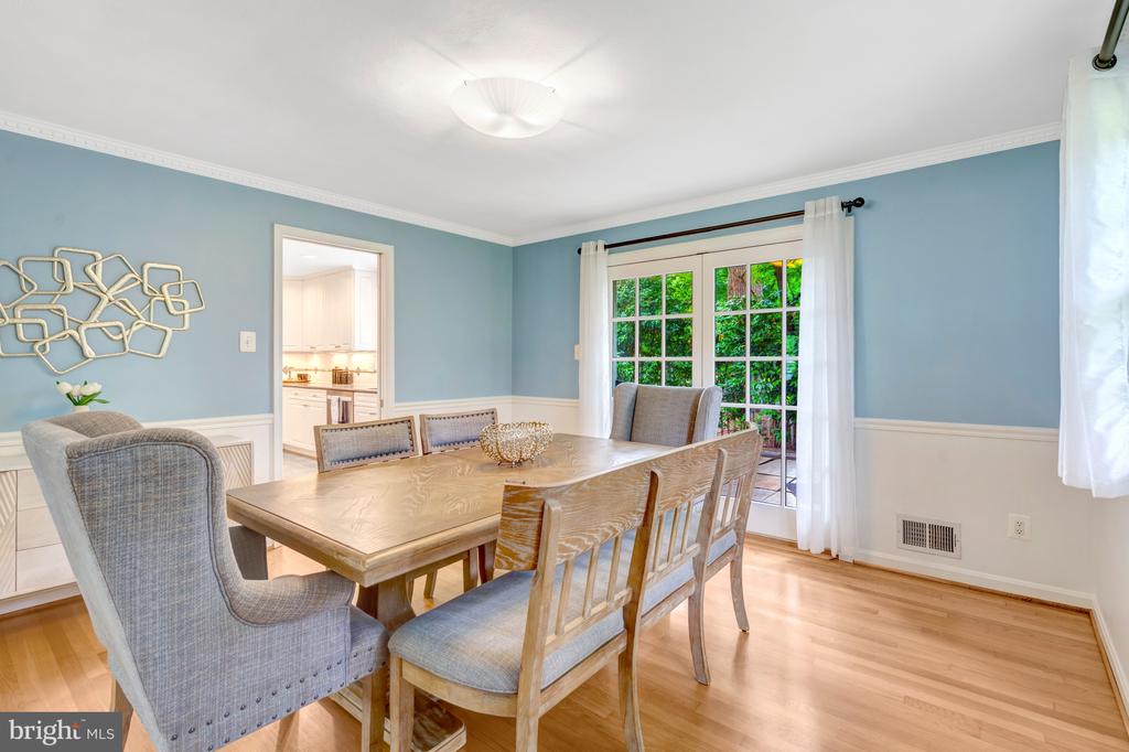 1521 FOREST VILLA LANE