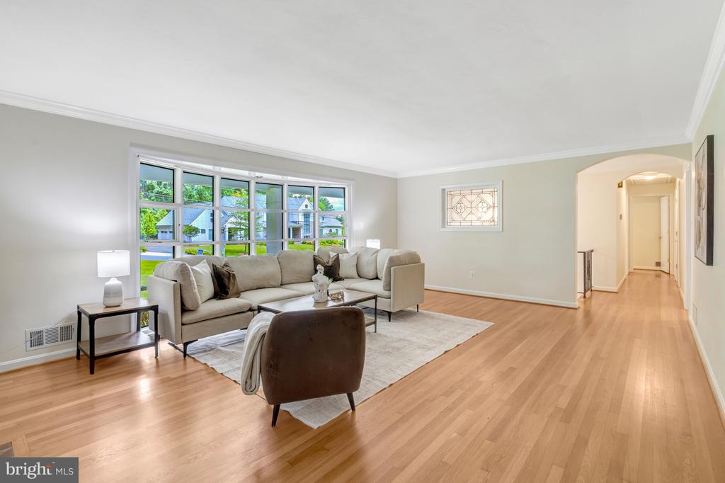1521 FOREST VILLA LANE