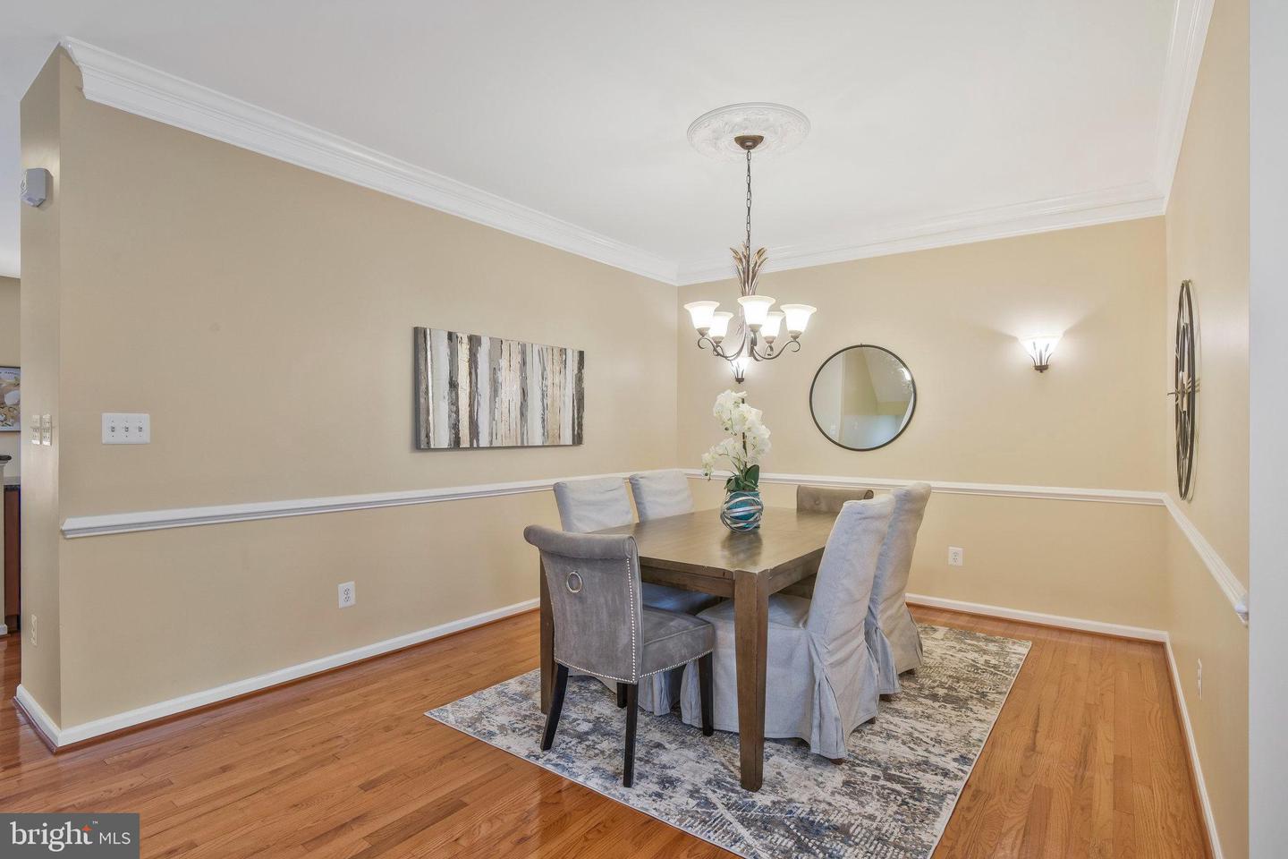 19582 Aspendale Square