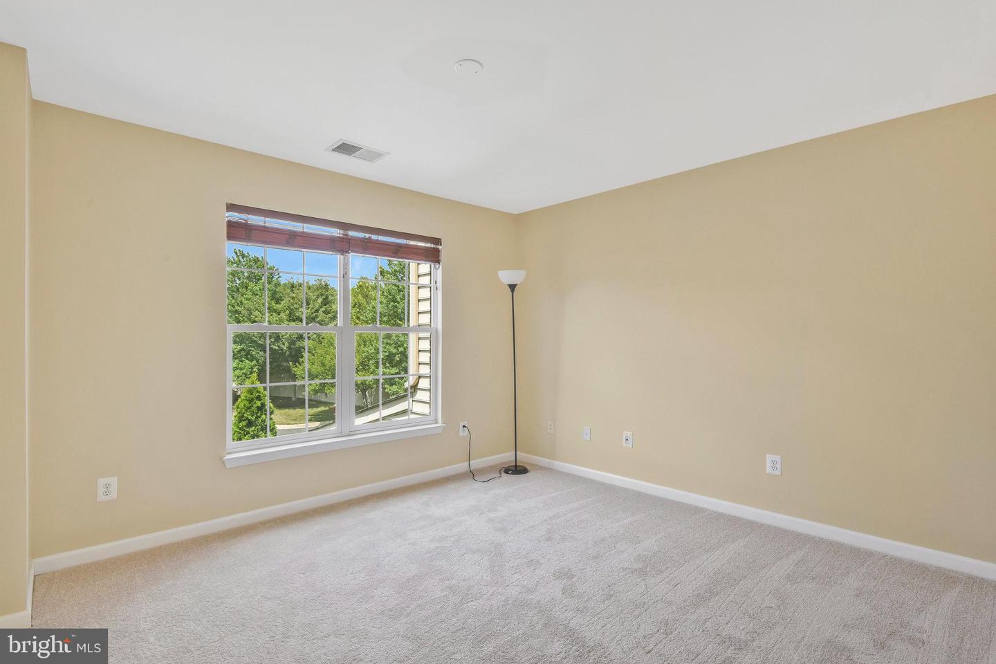 19582 Aspendale Square