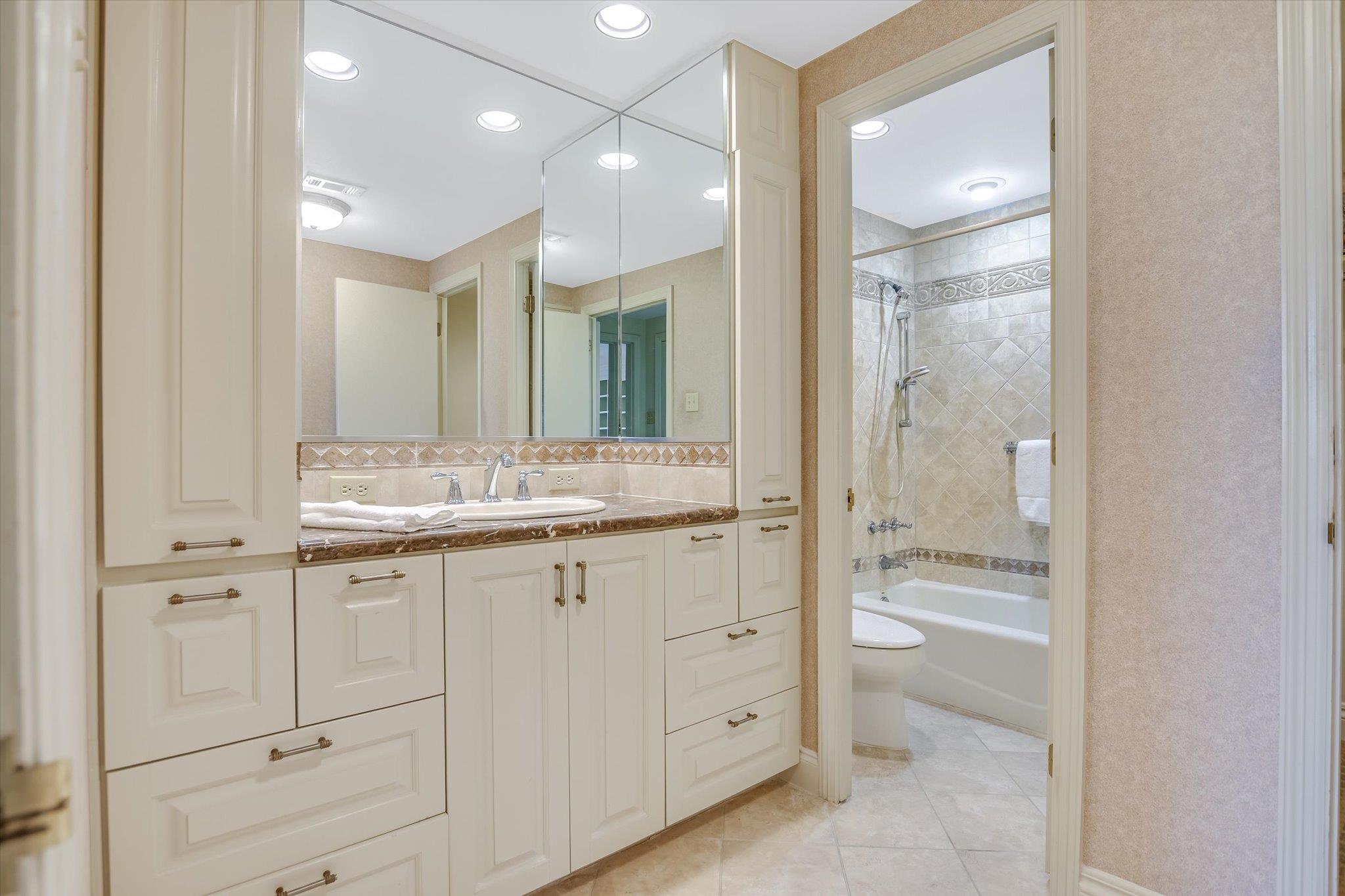 1801 Lavaca ST Unit: CDE