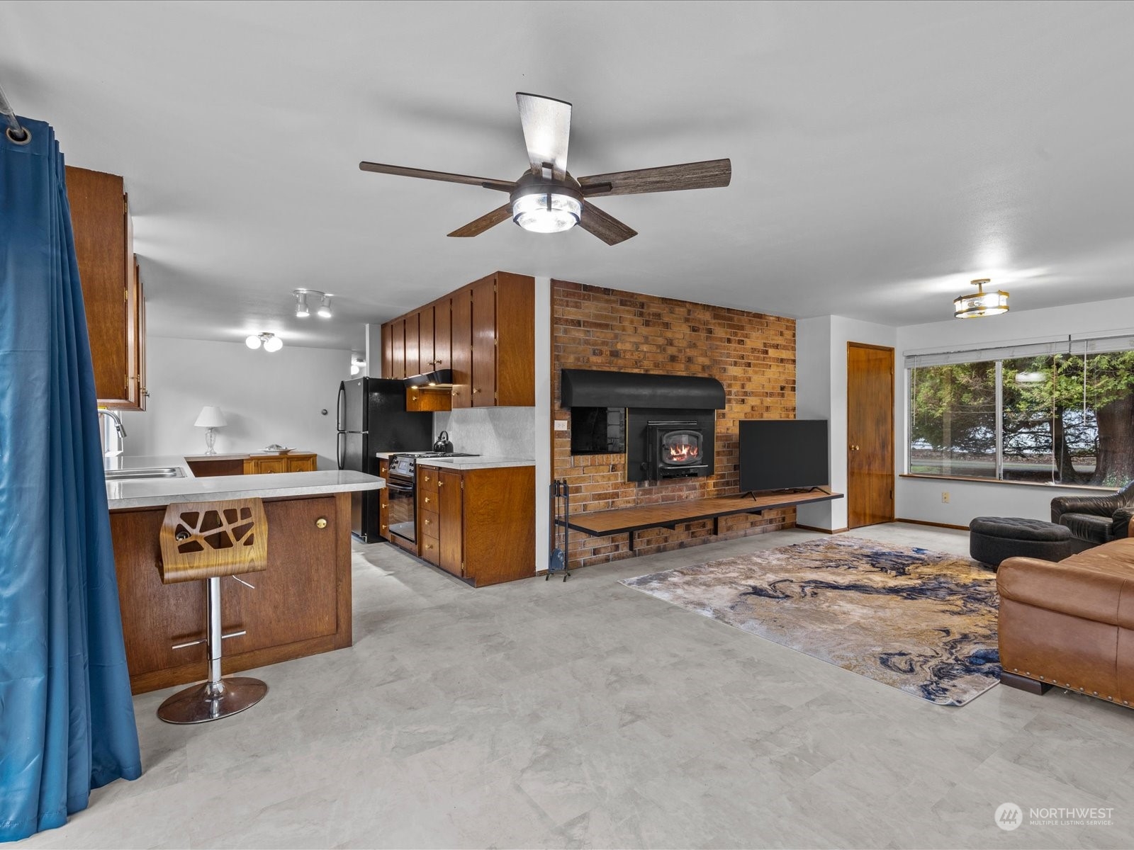 255 NW Alder Court