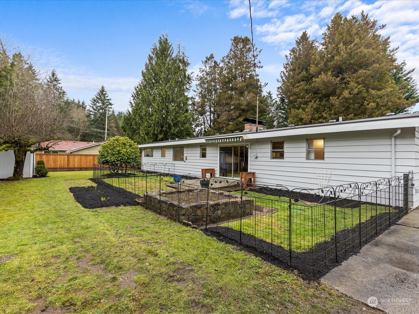 255 NW Alder Court