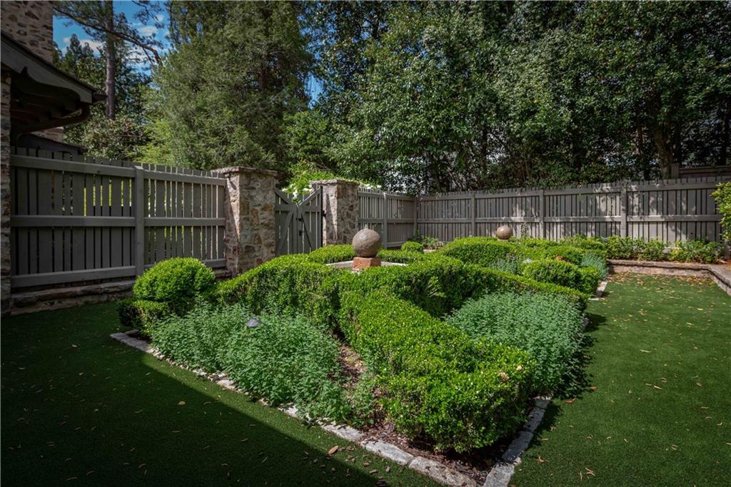 2979 Ridgewood Road NW