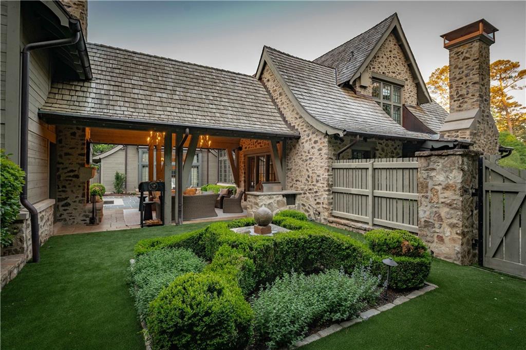 2979 Ridgewood Road NW