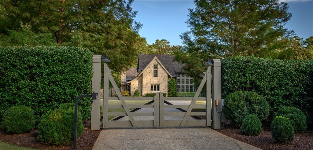 2979 Ridgewood Road NW