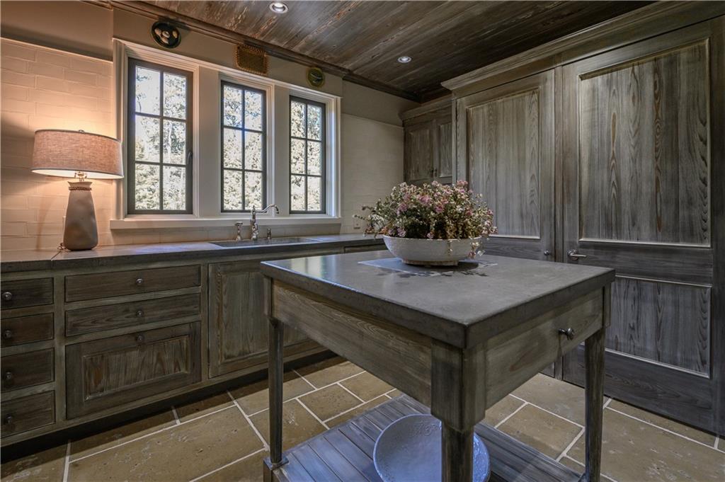 2979 Ridgewood Road NW