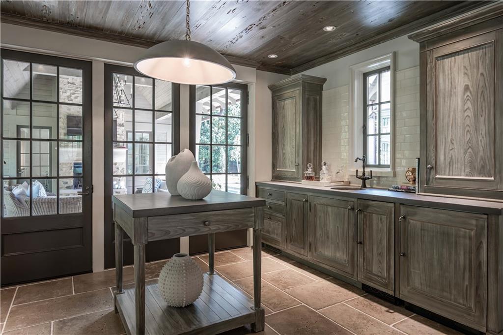 2979 Ridgewood Road NW