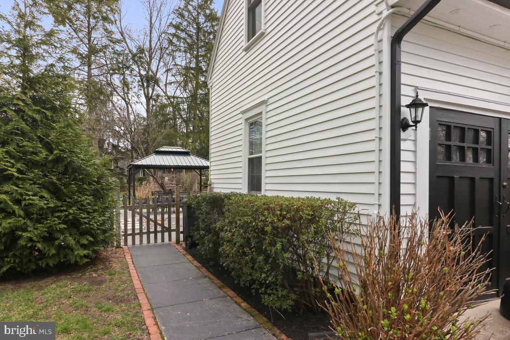 703 MAPLE COURT