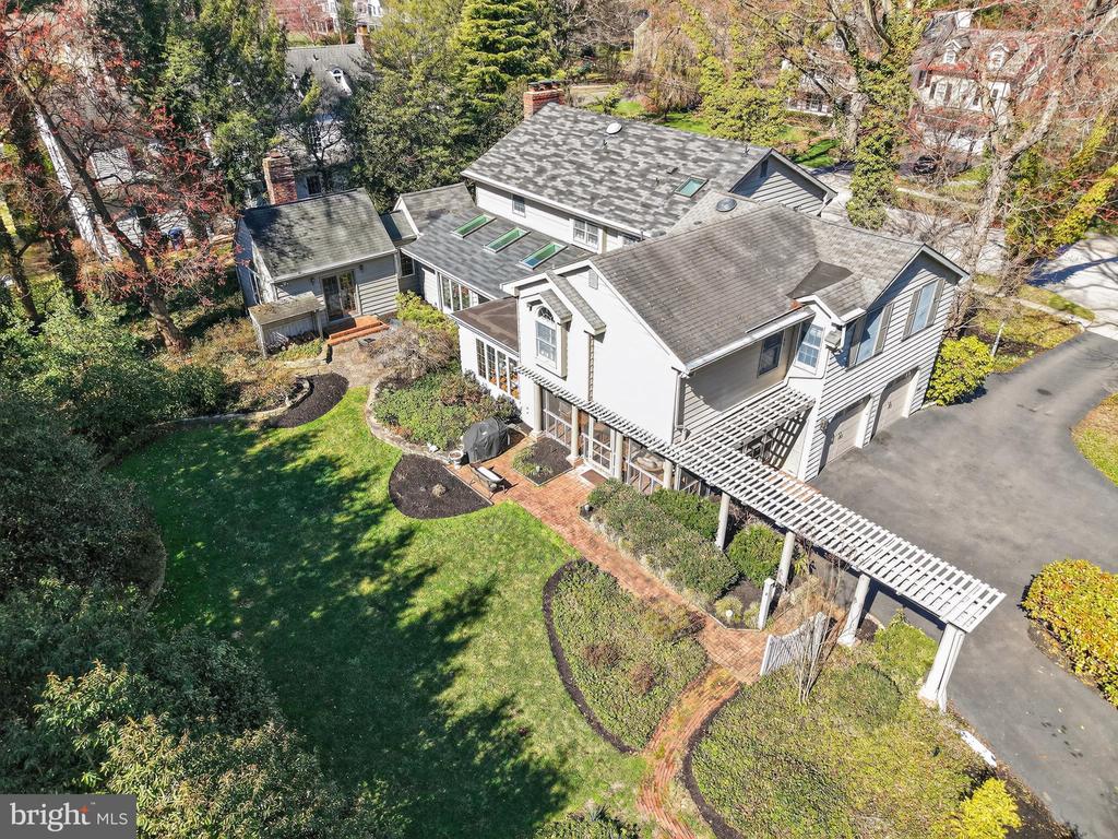 210 E OAK AVENUE