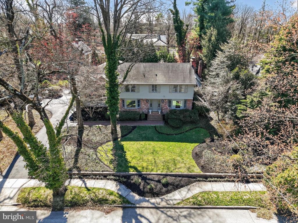 210 E OAK AVENUE