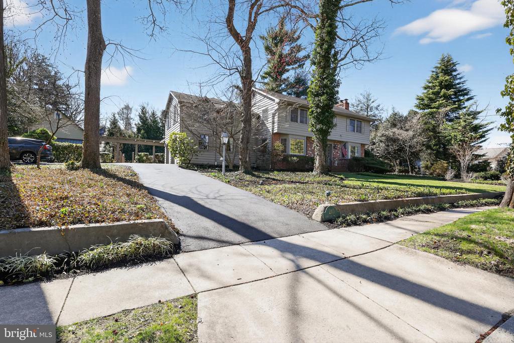 210 E OAK AVENUE
