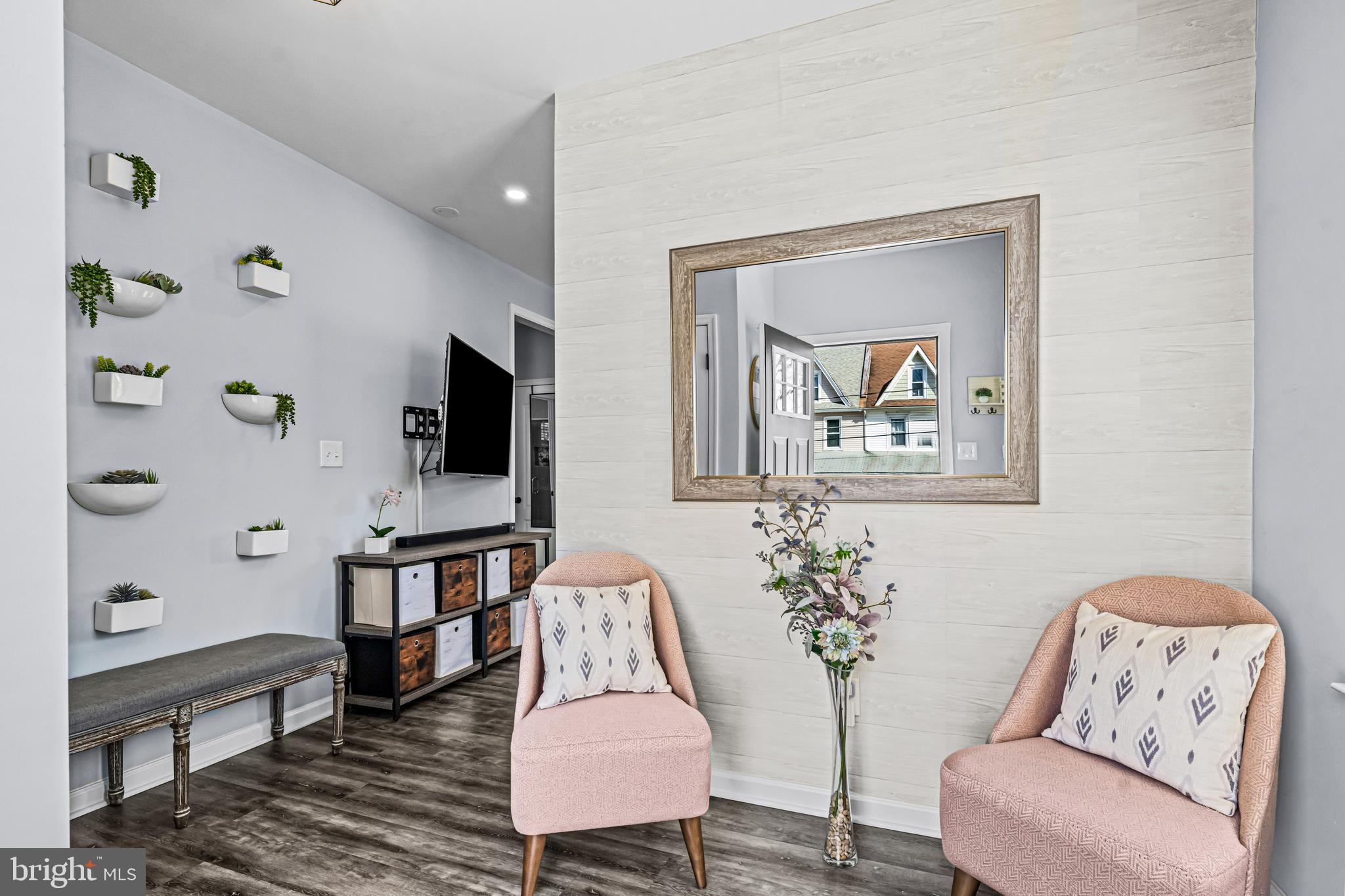 6 E LAKEVIEW AVENUE