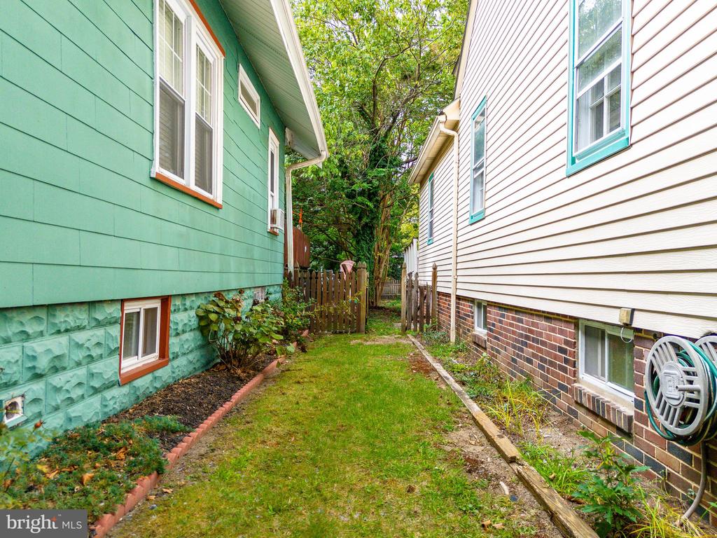 103 E KNIGHT AVENUE