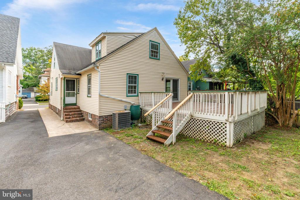 103 E KNIGHT AVENUE