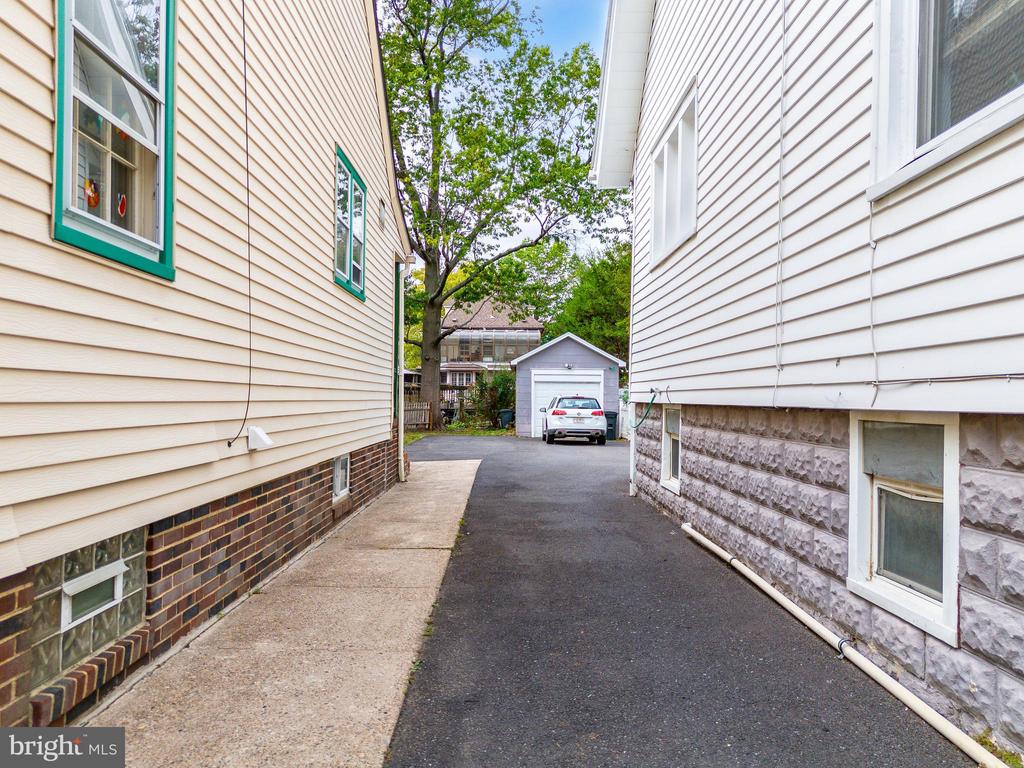 103 E KNIGHT AVENUE