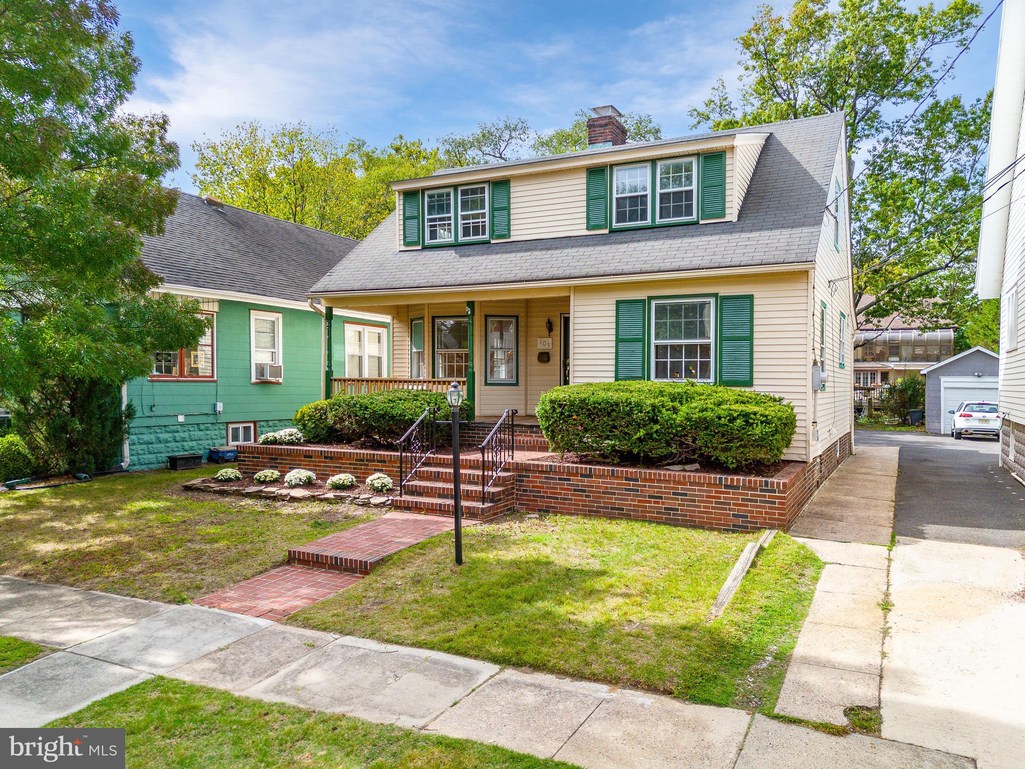 103 E KNIGHT AVENUE
