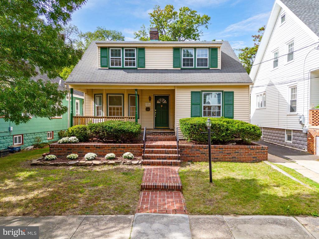 103 E KNIGHT AVENUE