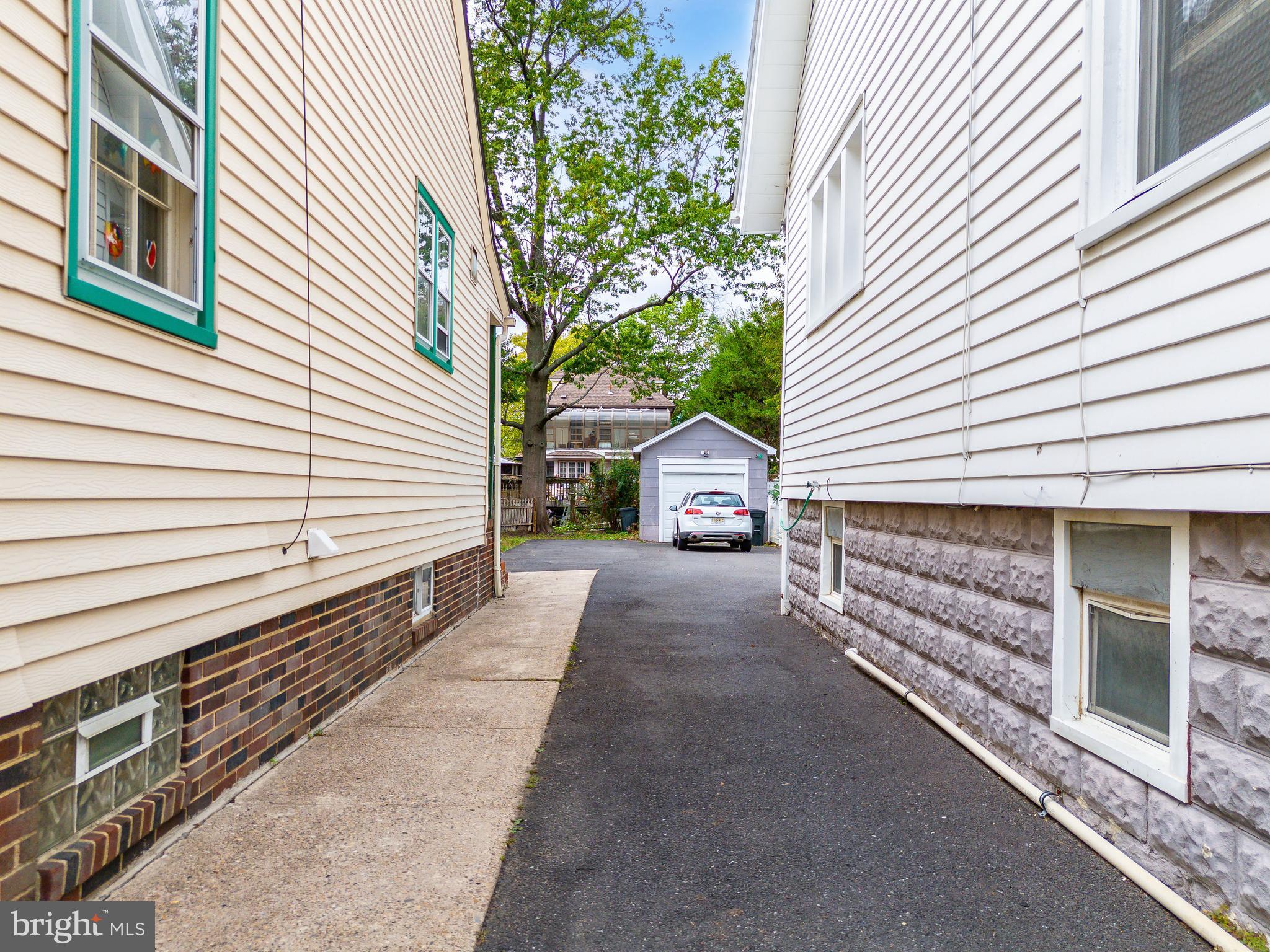 103 E KNIGHT AVENUE