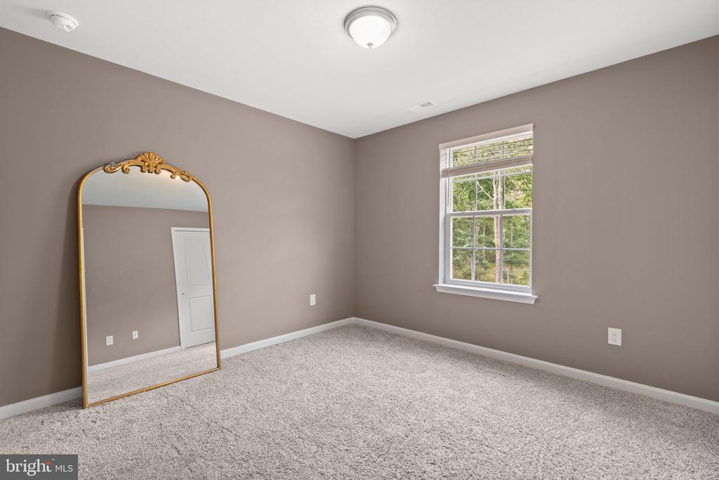 8 WHITETAIL DRIVE