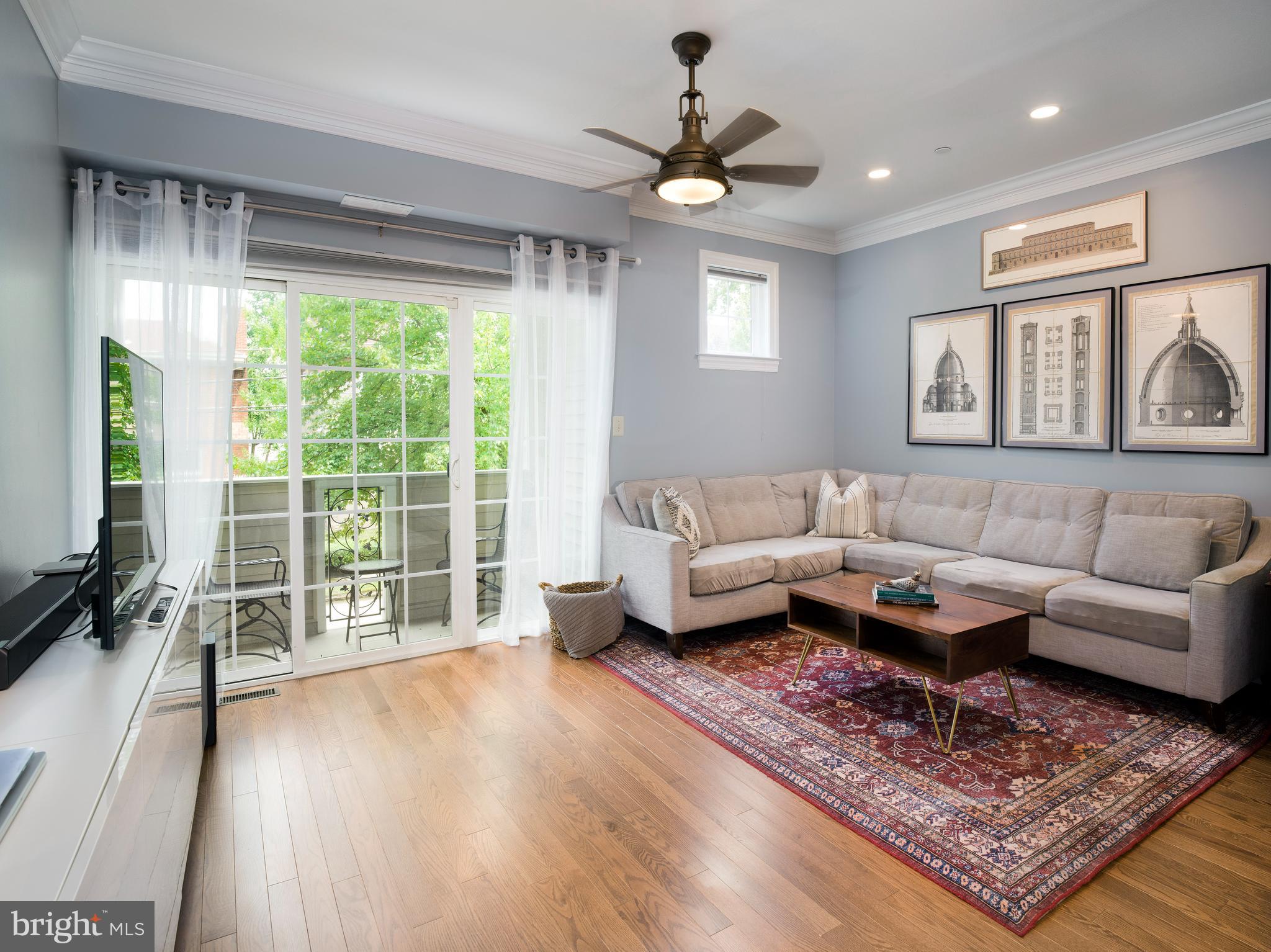 232 W SPRING AVENUE