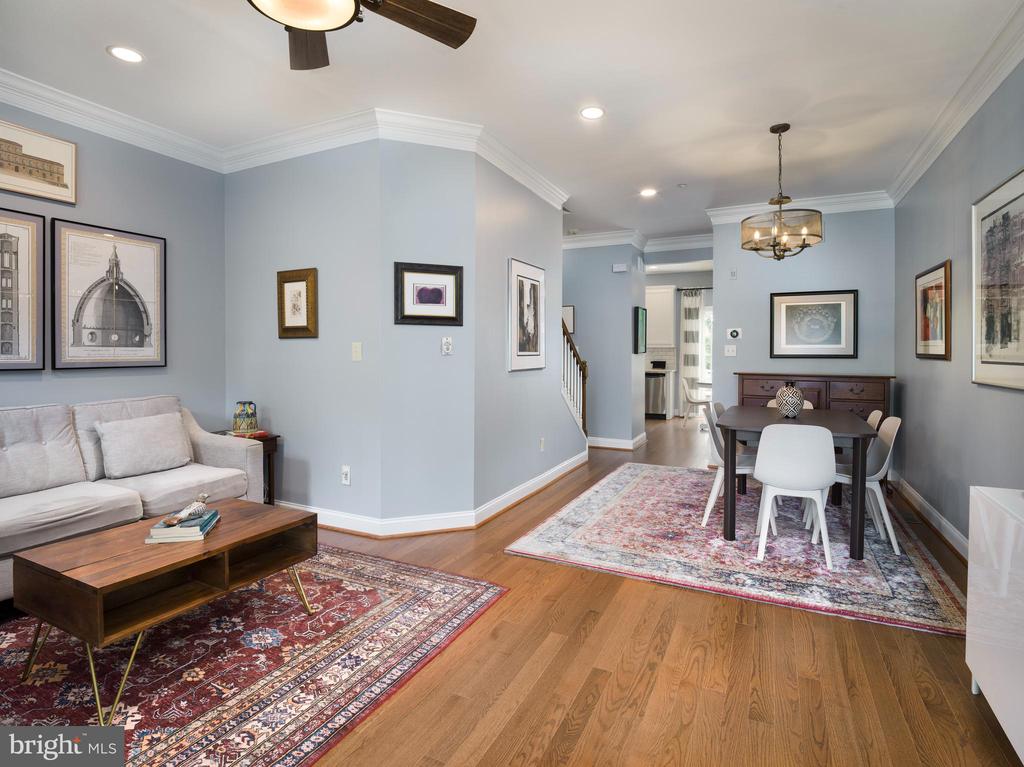 232 W SPRING AVENUE