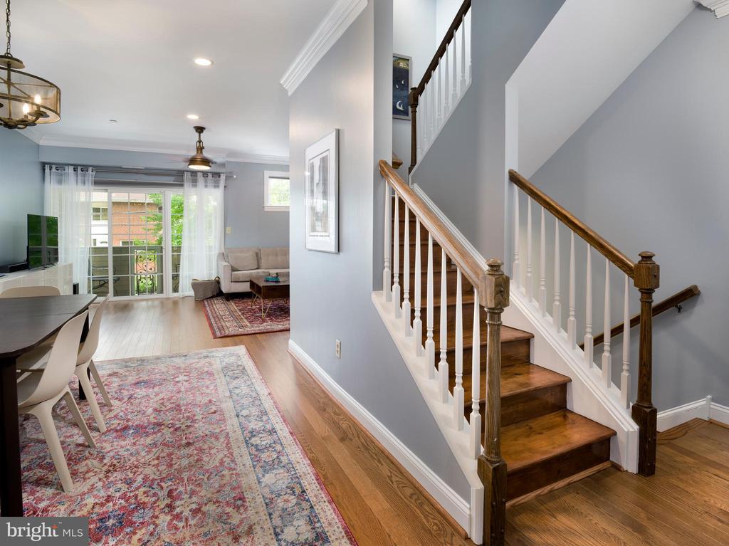 232 W SPRING AVENUE