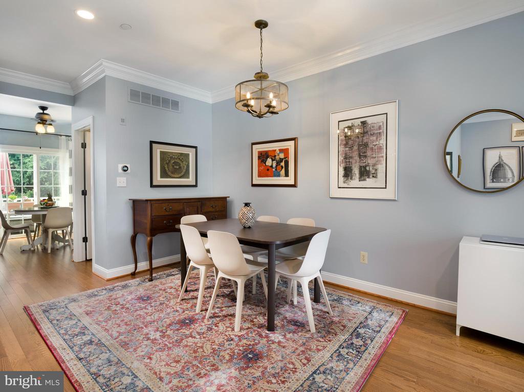 232 W SPRING AVENUE