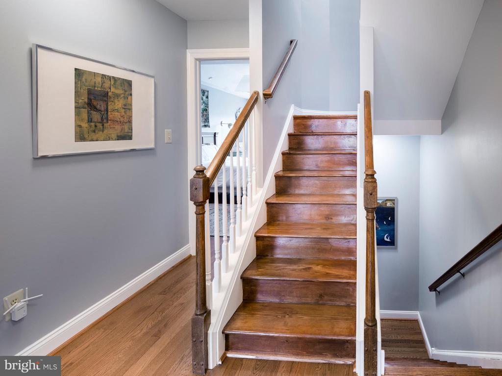 232 W SPRING AVENUE