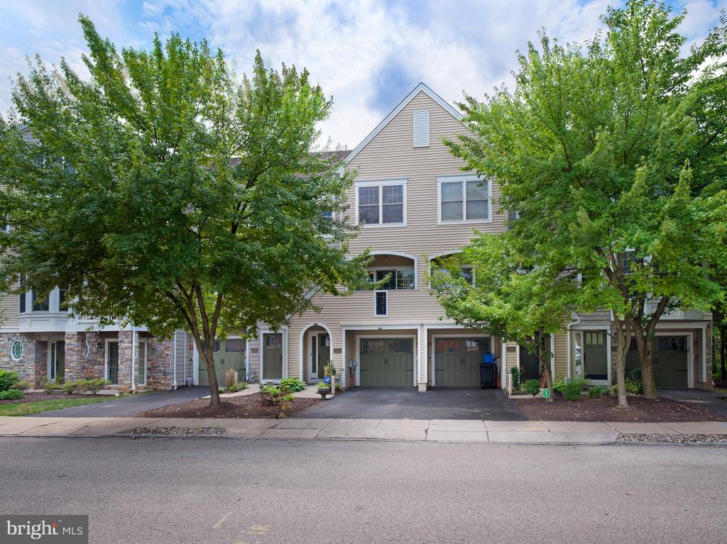 232 W SPRING AVENUE