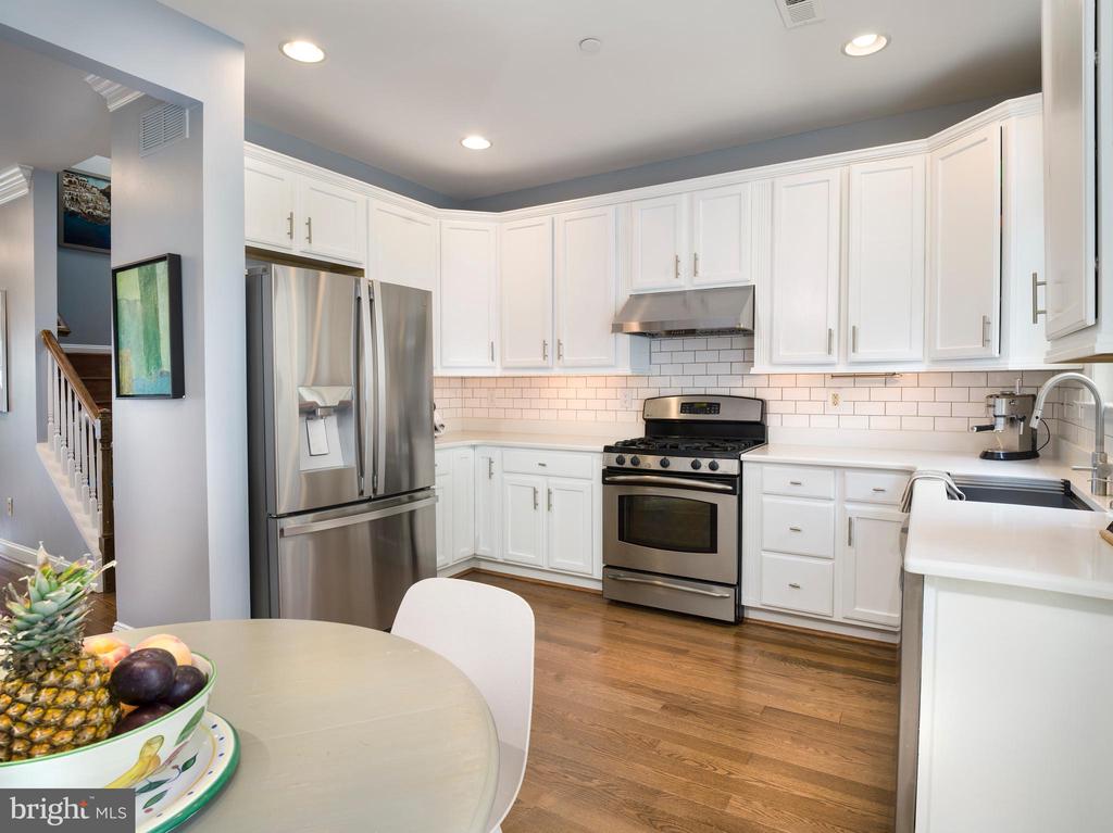 232 W SPRING AVENUE