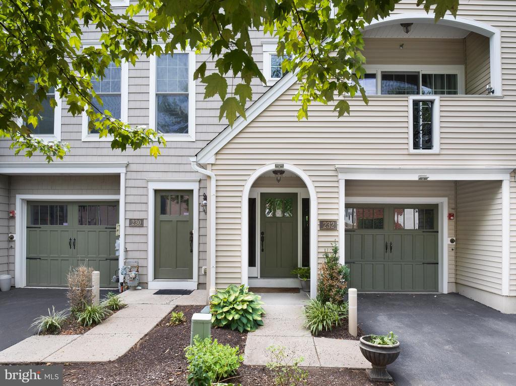 232 W SPRING AVENUE