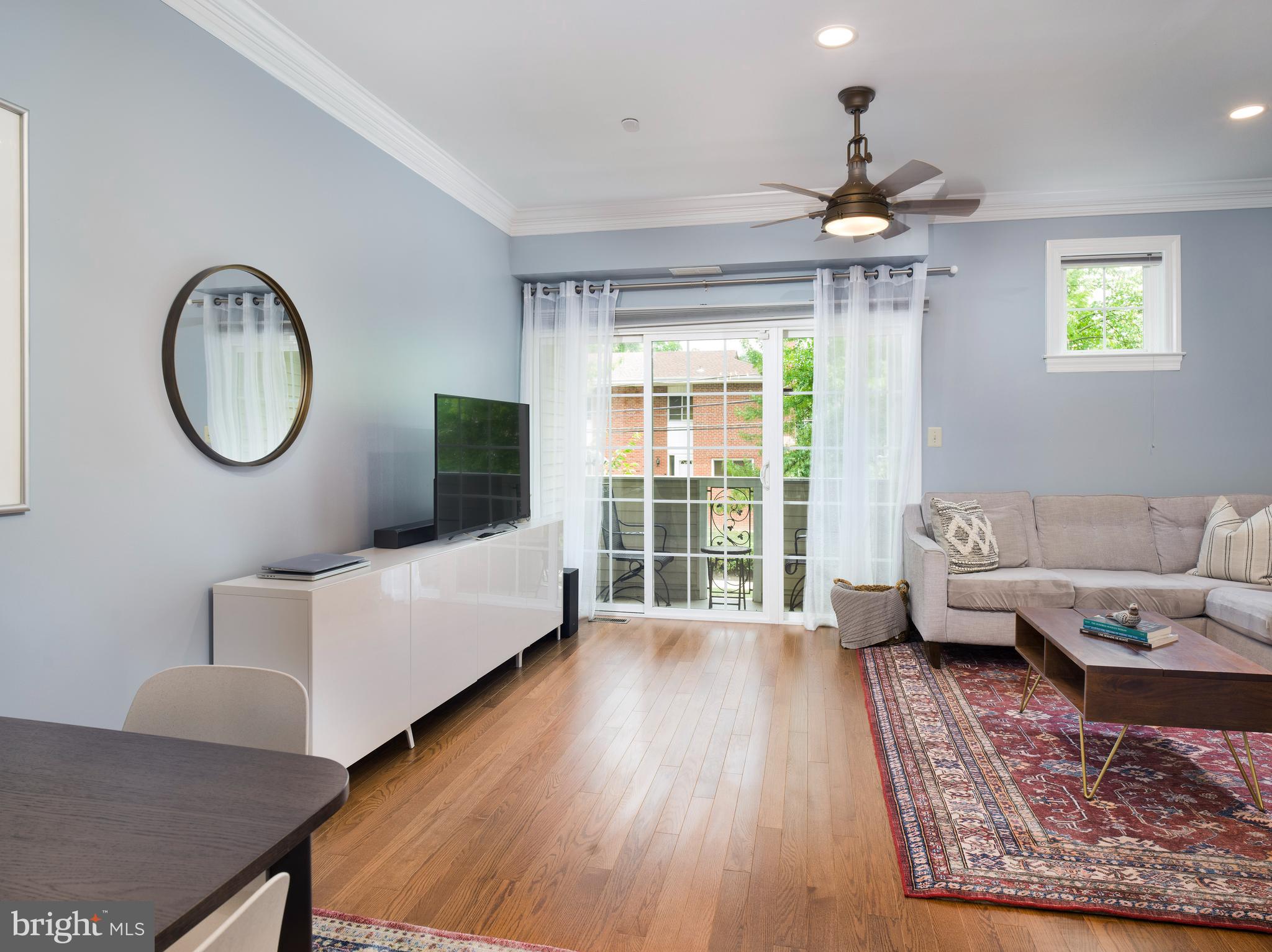 232 W SPRING AVENUE