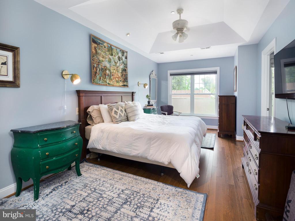 232 W SPRING AVENUE