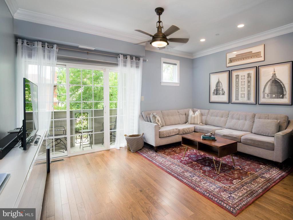 232 W SPRING AVENUE