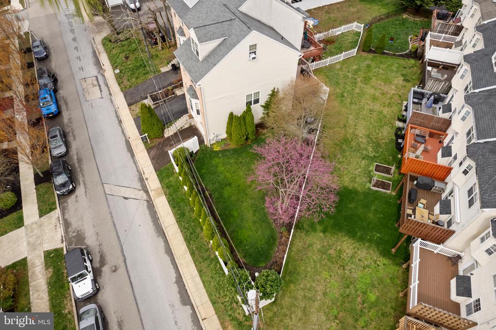 820 SPRING MILL AVENUE