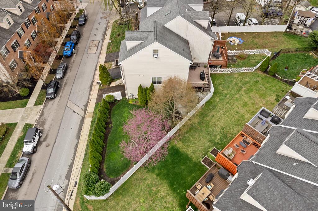 820 SPRING MILL AVENUE