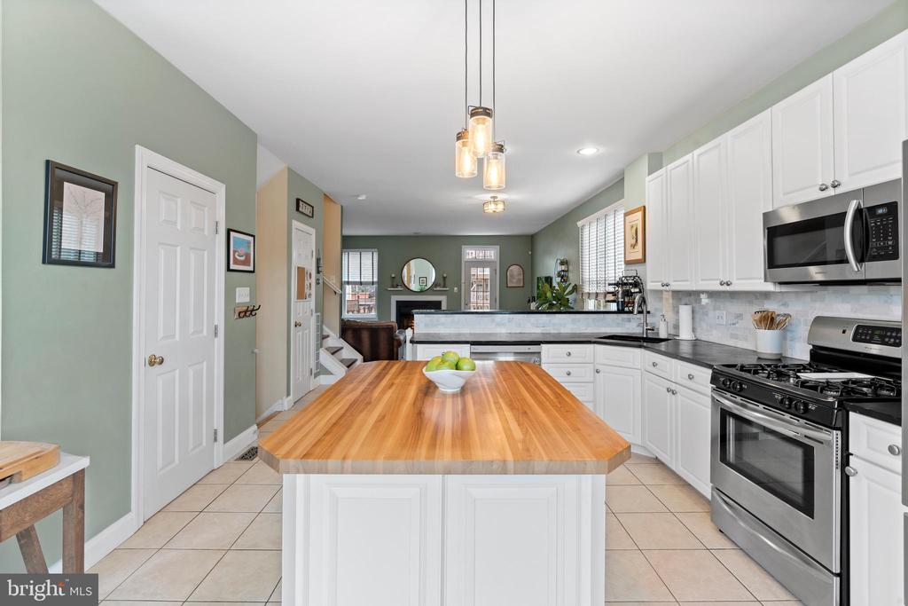 820 SPRING MILL AVENUE