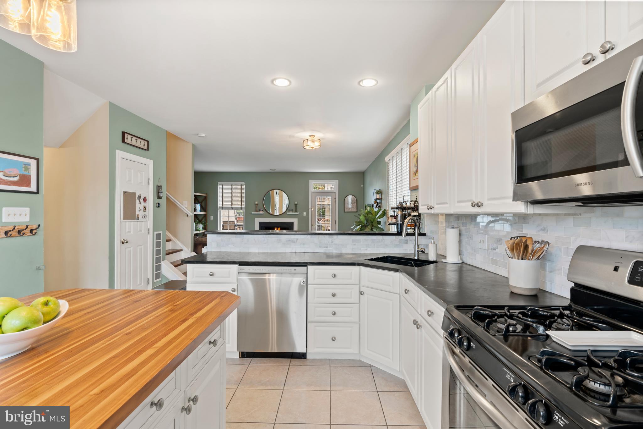 820 SPRING MILL AVENUE