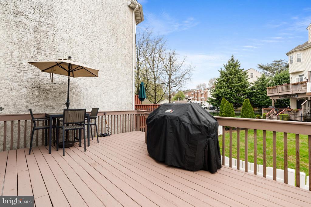 820 SPRING MILL AVENUE